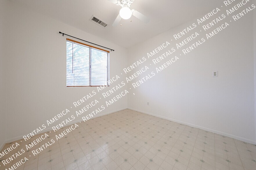Building Photo - 719 W Palomino Dr