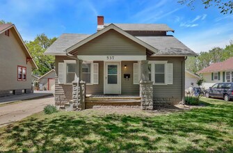 Building Photo - Cute 2 bedroom house near in a great neighborhood, close to shopping, restaurants, and easy highw...