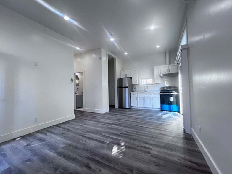 Building Photo - 724 37th St