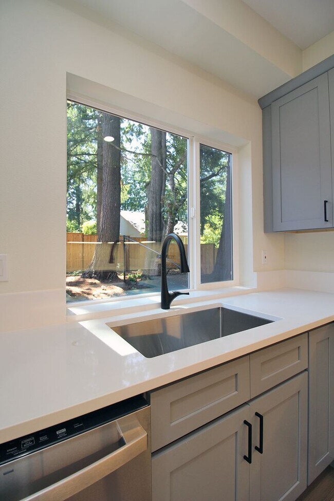Building Photo - 4660-4660 SW Fairvale Ct