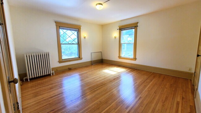 Building Photo - 2204 Emerson Ave S