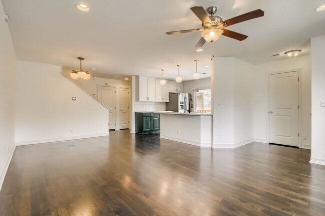 Building Photo - Beautiful 3 bedroom townhome in Central Pa...