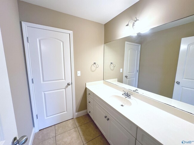 Building Photo - 126 Windridge Way SW