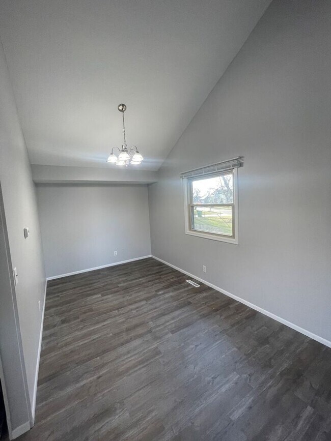 Building Photo - Home For Rent Bellevue.