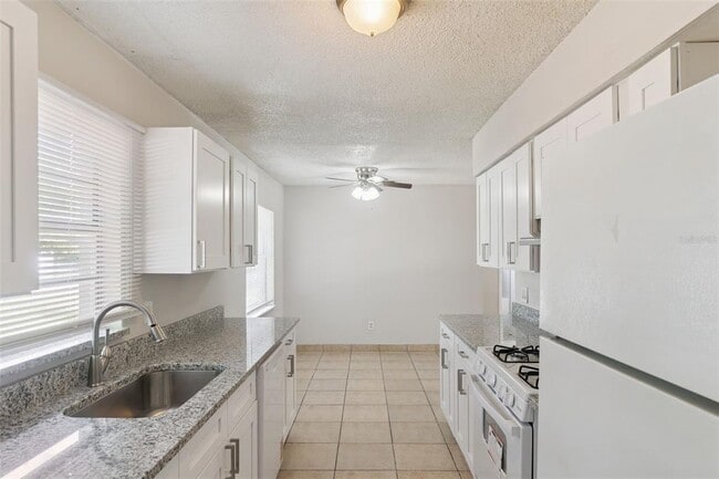 Building Photo - 2853 S Sanford Ave