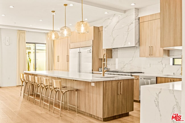 Building Photo - 535 N Formosa Ave