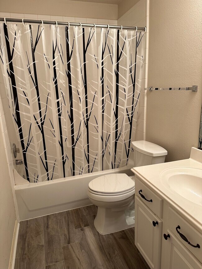 Bath 2 - 4910 Kalithea Ct