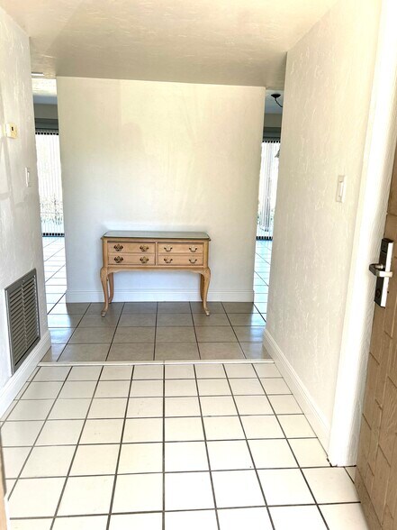 Foyer - 4031 Abbey Ct