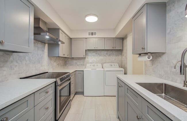 Building Photo - 355 N Post Oak Ln