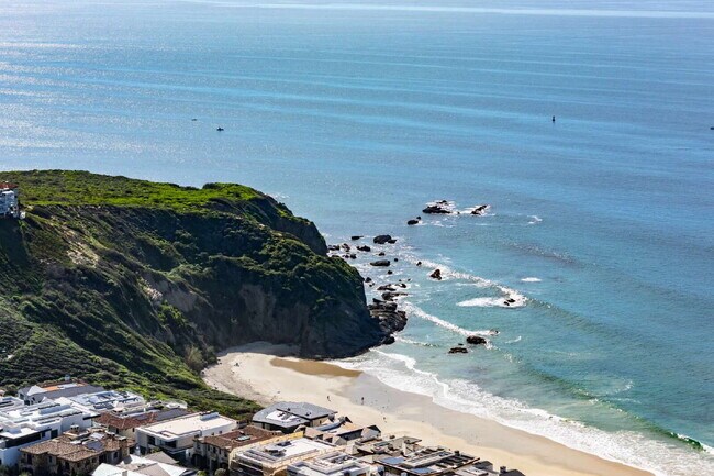 Building Photo - Ocean Views – Beachside Living