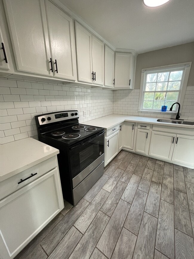 Building Photo - 732 Cedarhurst Rd