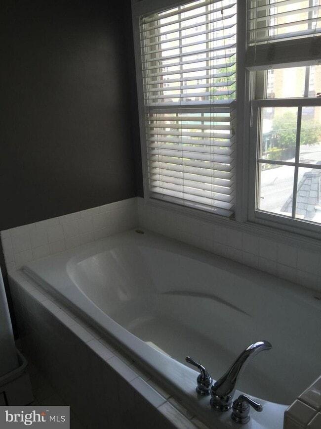 Master bathtub - 8706 Ramsey Ave