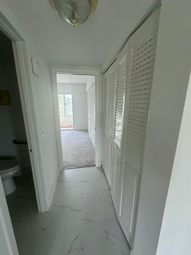 Building Photo - 205 Mansfield F