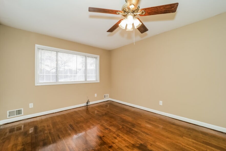 Building Photo - 6237 Continental Cir