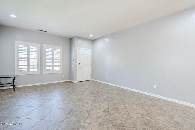 Building Photo - 2025 W Marconi Ave
