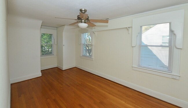 Building Photo - Larchmont Waterfront! Just Miles from NOB