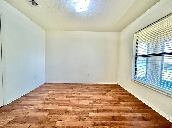 Building Photo - Designed for Living! 4beds, 2baths, attic ...
