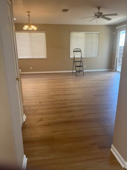 Building Photo - 1571 Riverview Ave