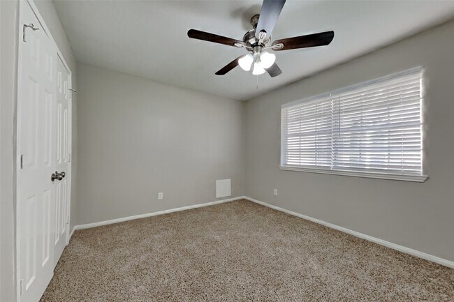 Building Photo - 2606 Spring Chase Dr