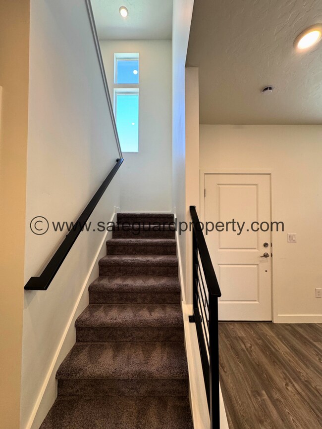 Building Photo - Beautiful Townhome in Saratoga Springs