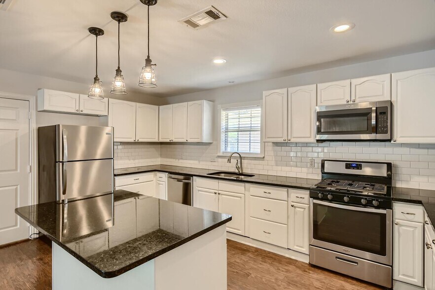 Building Photo - Bright Stevens Park home minutes from Bishop Arts & Trinity Groves