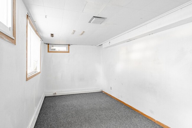 Building Photo - 804 W 18th St
