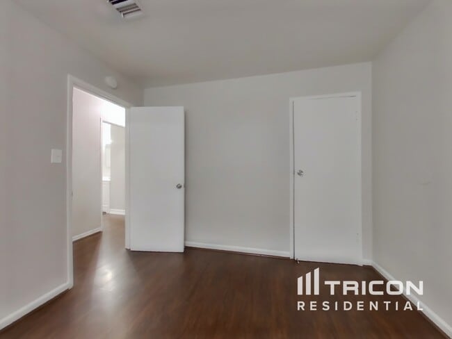 Building Photo - 325 Ladera Dr