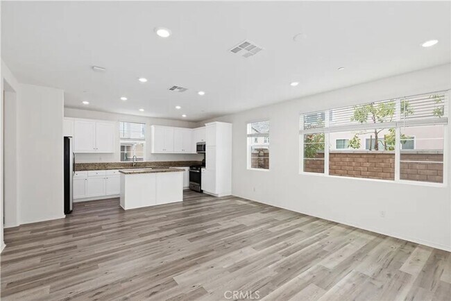 Building Photo - Great 3 bed 3 bath home