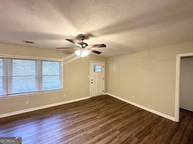 Building Photo - 1737 McKenzie Dr