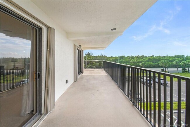 Building Photo - 10044 S Ocean Dr