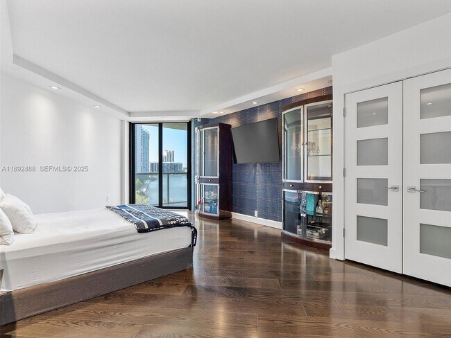 Building Photo - 4000 Island Blvd