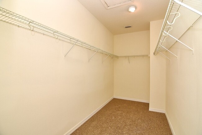 Building Photo - Lovely Town Home Available