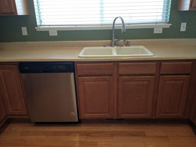 Building Photo - Beautiful 4 Bed 2.5 Bath + High Quality Up...
