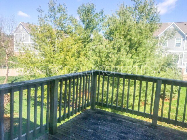 Building Photo - 2 Bedroom, 2.5 Bath Townhome in Urbandale with an attached two car garage.
