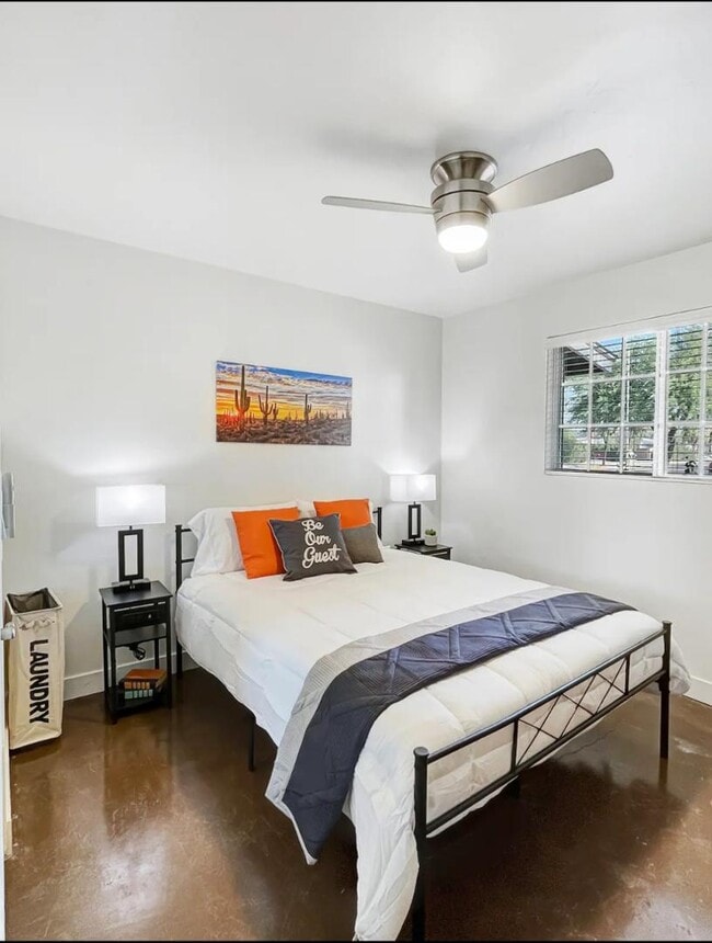 Building Photo - 6558 E 2nd St