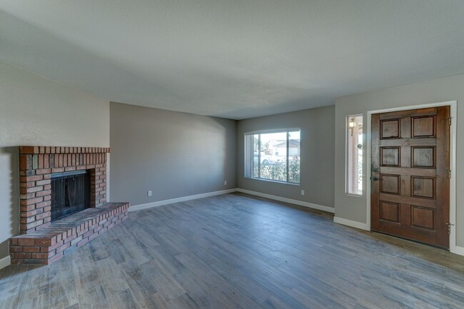 Building Photo - AVAILABLE NOW - REMODELED IN TEMPE!!!