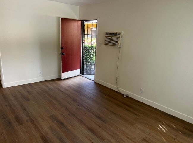Building Photo - 7603 N Hollywood Way