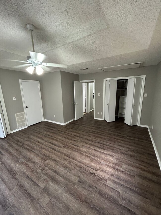 Building Photo - 404 Jordan Ln