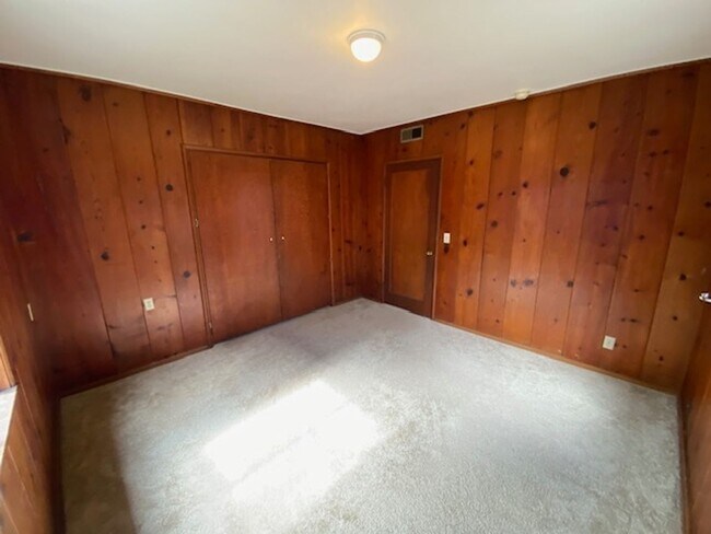 Building Photo - Beach Tract Cottage!