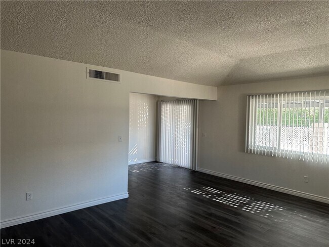 Building Photo - 1121 Willow Tree Dr