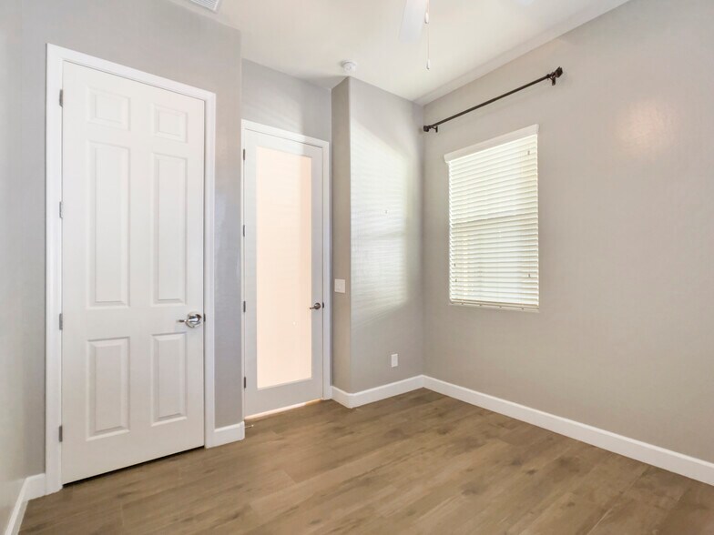 Building Photo - 5132 S Centric Way