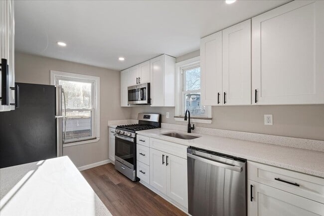 Building Photo - 3 Bedroom, 1 Bathroom Rental in Avalon