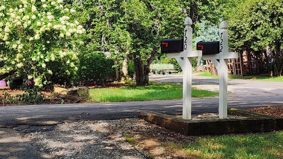 Duplex mailboxes - 720 Shadycrest Dr