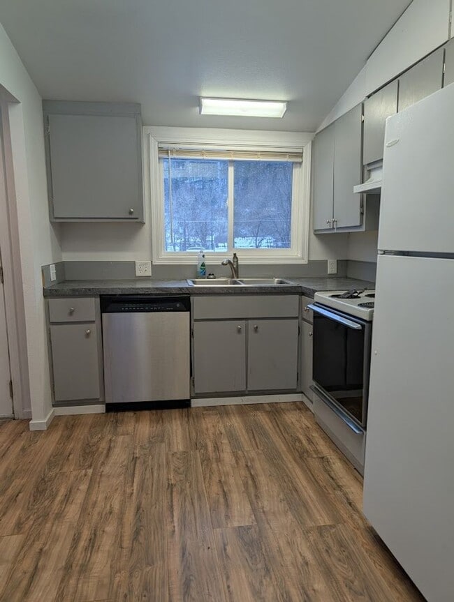 Building Photo - Dog-Friendly Orofino House