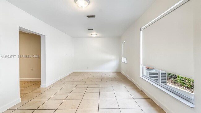 Building Photo - 117 E 10th St