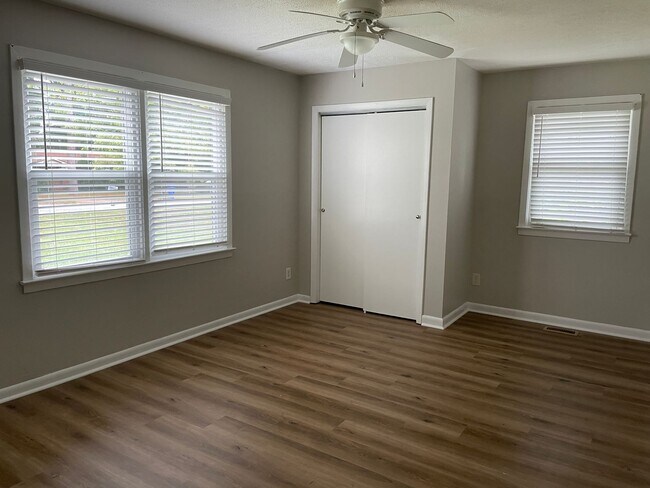 Building Photo - Cute 3 Bed 2 Bath with Fenced Yard