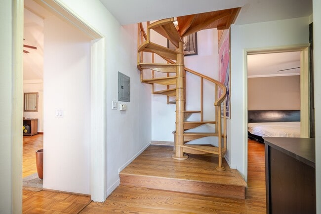 Building Photo - 1321 Hayworth Ave