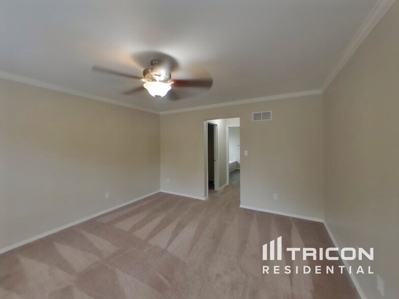 Building Photo - 621 Summer Stone Dr