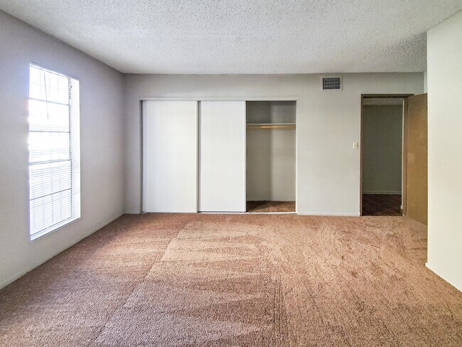 Building Photo - 4640 Koval Ln