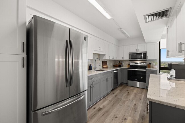 Building Photo - 3301 Bayshore Blvd